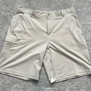 Columbia PFG. Men’s shorts. 38/10 length. Like new - excellent condition.